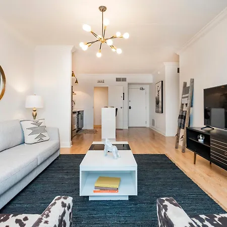 Music City Holiday 2 Bedroom 5 Beds Pool Parking